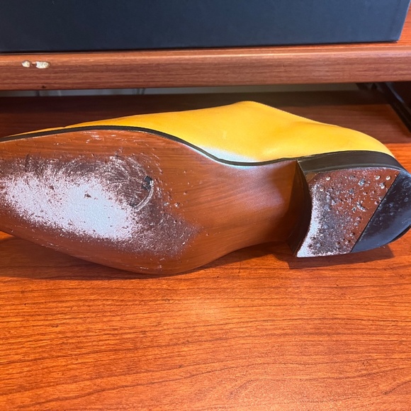 Mustard/light tan whole cut shoes size 9.5 (UK8.5) main image 4